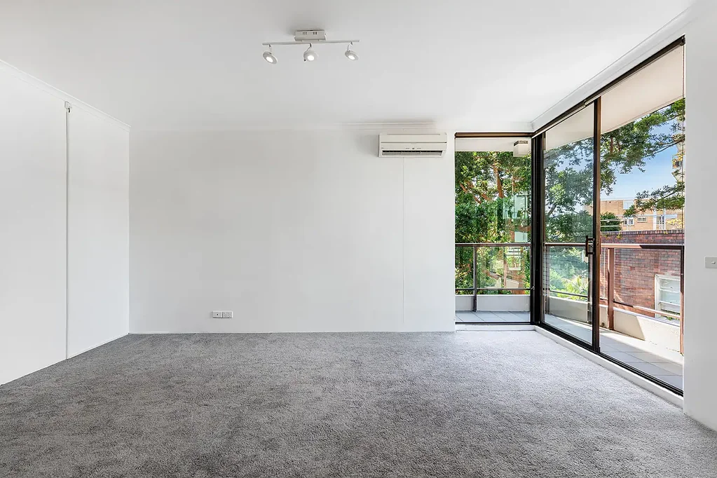 Elizabeth Bay 1ห้องนอน Well-Proportioned Apartment with Balcony and Secure Parking in a Tranquil Location