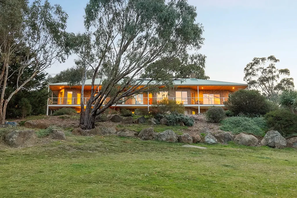 Sunbury 4 Bedroom Epic Views, Spacious Design, Emu Bottom Prestige