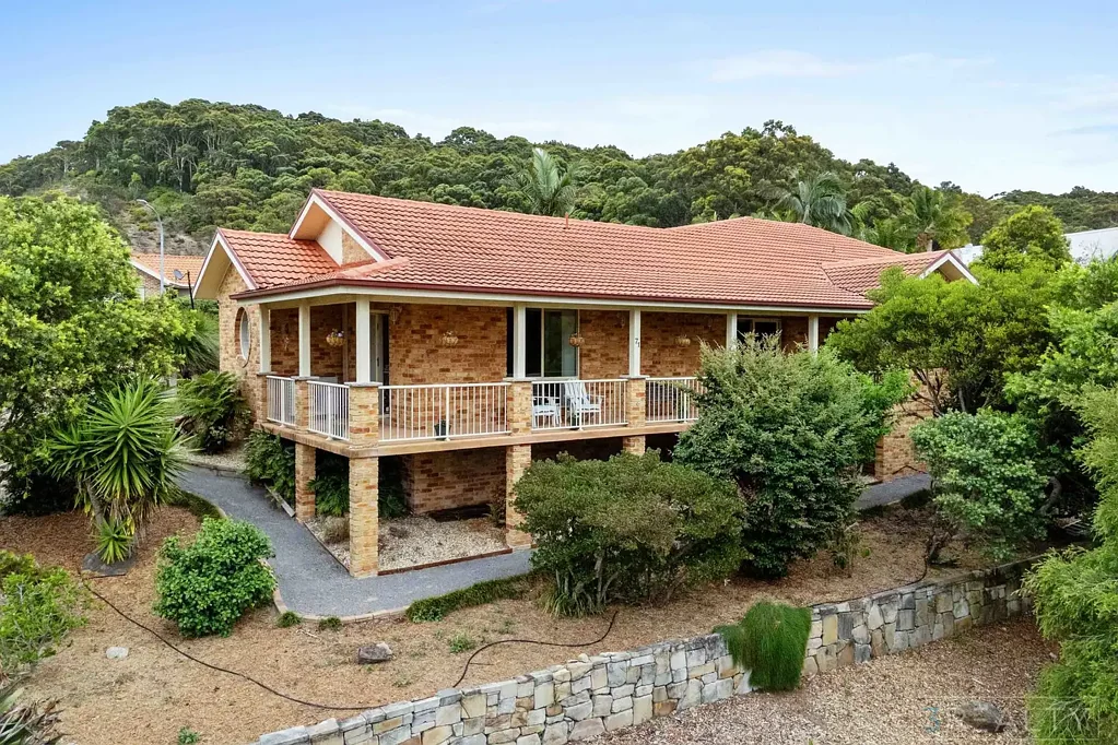 Caves Beach 5房  Effortless Single-Level Living in a Quiet Coastal Cul-de-Sac set on a 995m2 block