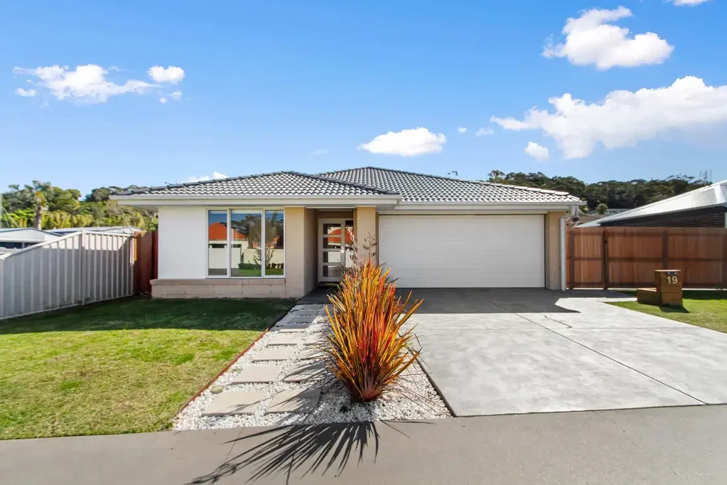 Lakes Entrance 3房  Exclusive location - Make this near-new family home yours!