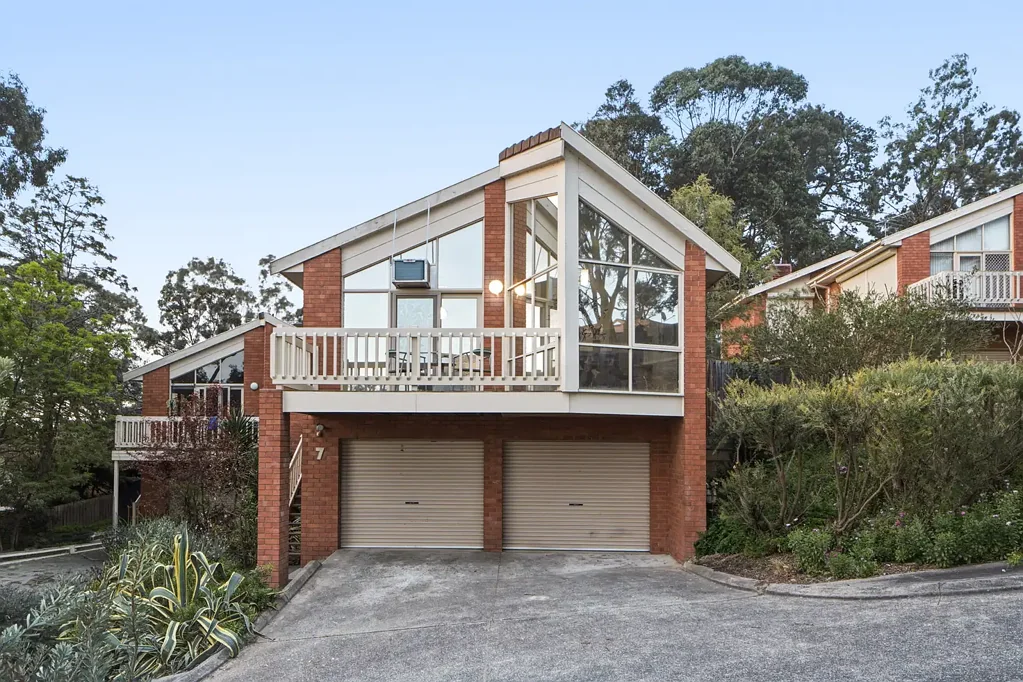 Greensborough 3房 明亮生活，拥有空间、私密性和绿意盎然的景色 Light-Filled Living with Space, Privacy and Leafy Outlooks