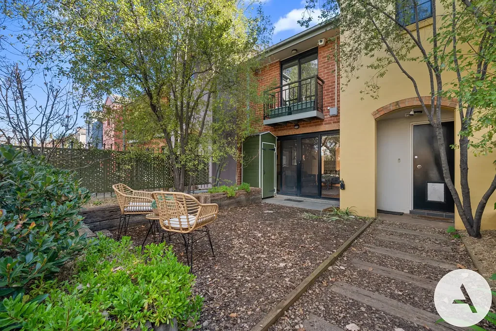 Braddon 3 Slaapkamer Peaceful Townhouse Living with Two Yards in an Unbeatable Location - Move-in Ready - $0 Strata till Apr 2027