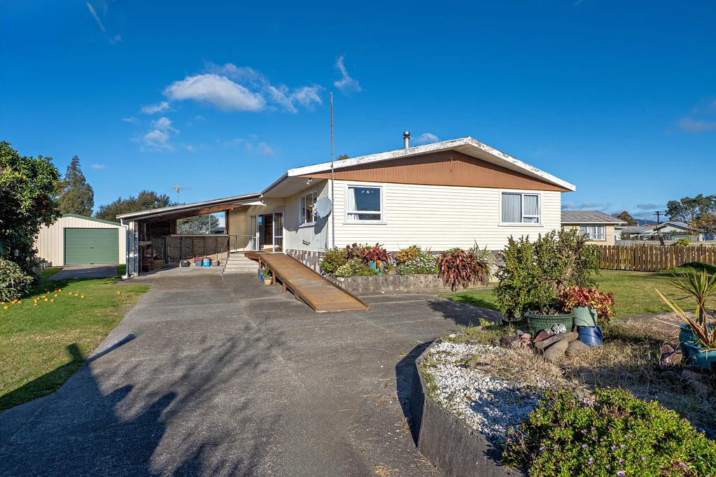 Opotiki and Surrounds 4Zimmer Spacious Family Living, Right in the Heart of Town