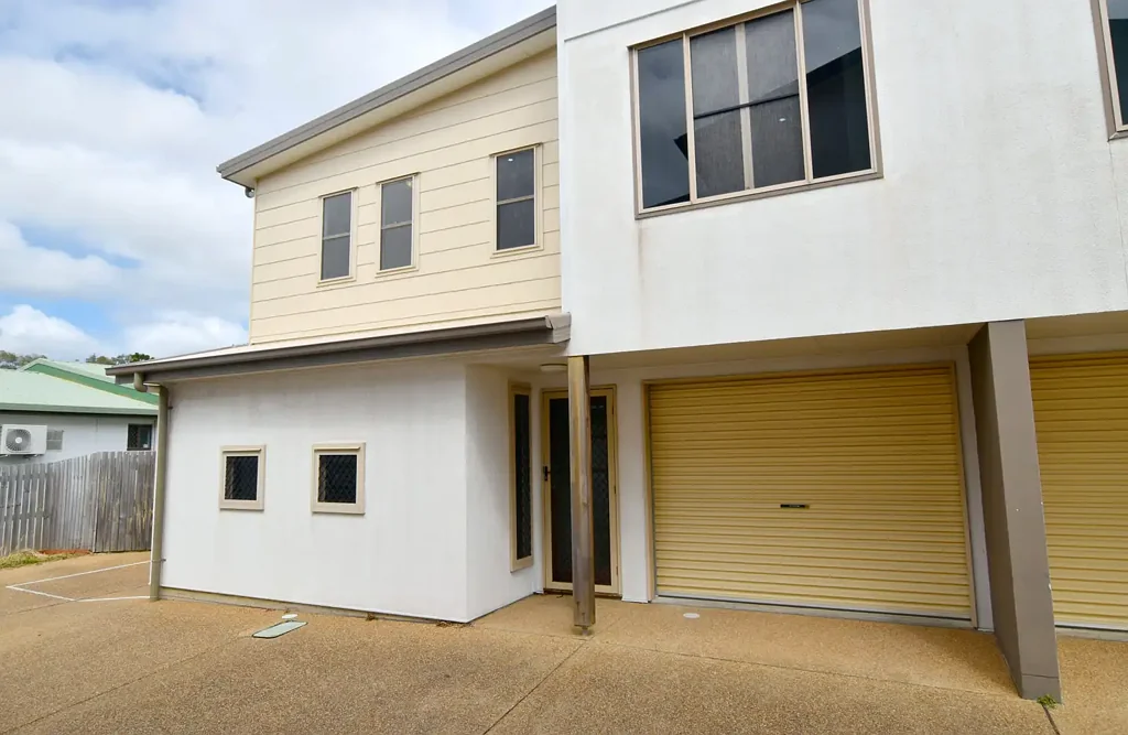 SUPERIOR & SPACIOUS - IMMACULATE TOWNHOUSE