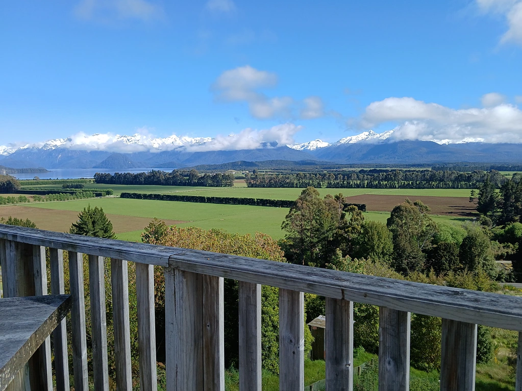 Manapouri Amazing Lake Views, Two Houses, Six Cabins