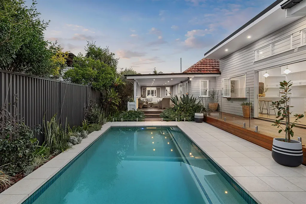 Mitchelton 4房 Mitchelton优质街道 501㎡阔地 3.2米高顶 Smeg&Bosch厨房 镁盐泳池 东北向朝向 山景主卧 全屋翻新 便捷生活配套 Superbly Renovated Post-War Entertainer in One of Mitchelton's Finest Streets