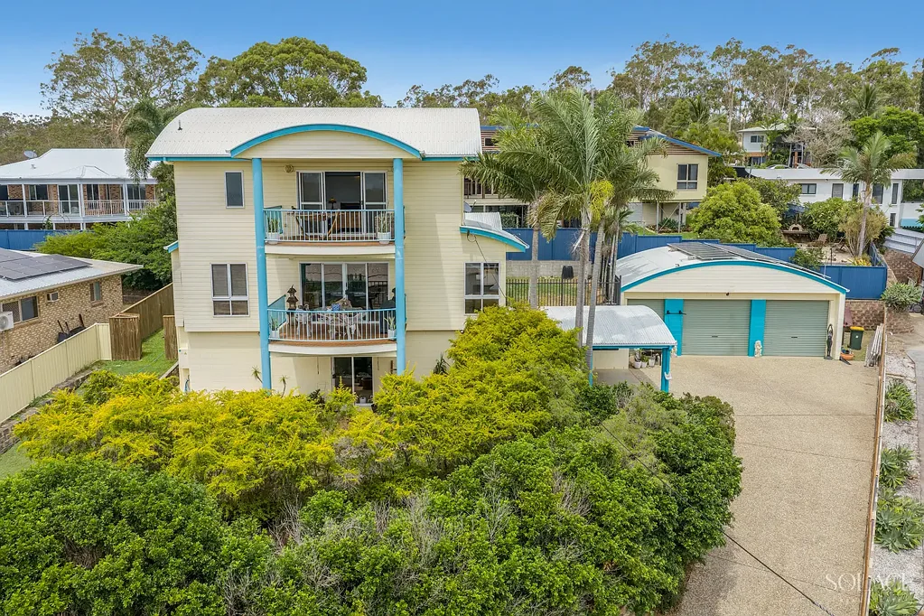 South Gladstone 5غرفة نوم Unique 3 Story Home with Elevation, Ocean Views & Shed!