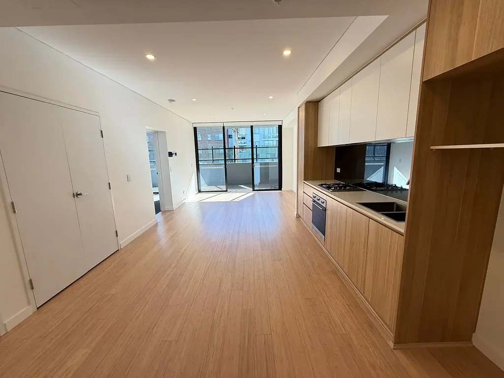 Stylish 1-Bedroom Apartment with Oversized Bathroom, Balcony & Prime Location