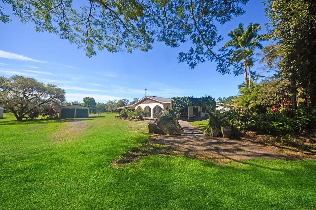 Merryburn 2.47 ACRES- 6 BRMS CONSISTING OF 2 SEPARATE HOMES, SHED, JUST 15 MINUTES TO MISSION BCH-$580K