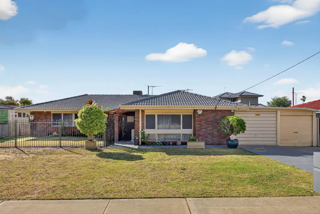 21 Cambridge Crescent, Cooloongup, WA 6168