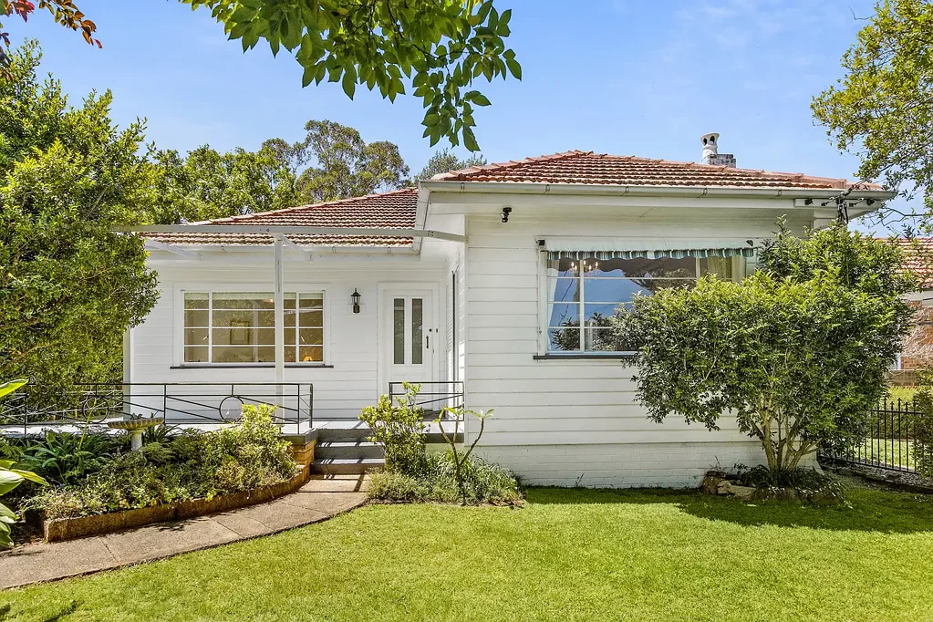 Mangerton 4房 Wollongong CBD边缘 家园魅力舒适 单层灵活设计 宽敞客厅餐厅 中央厨房 私人露台 绿景环绕 舒适无忧生活 Peaceful parkside sanctuary on 865sqm