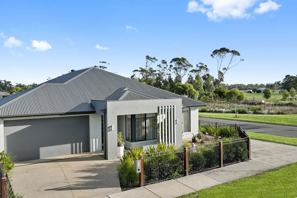 Drouin 4 Bedroom ELEGANT, LUXURIOUS AND MODERN