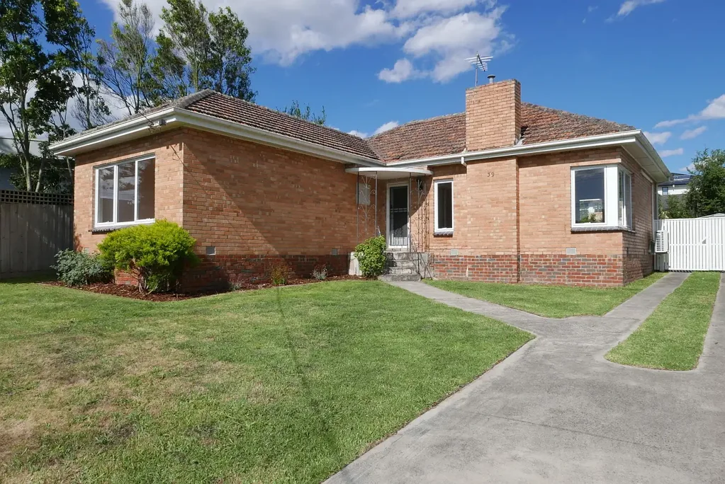 Lovely 3 BR family home in leafy Glen Iris