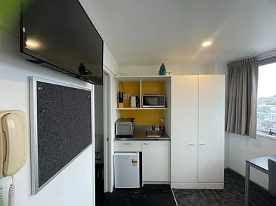 This apartment is perfectly positioned in the heart of Auckland City.
