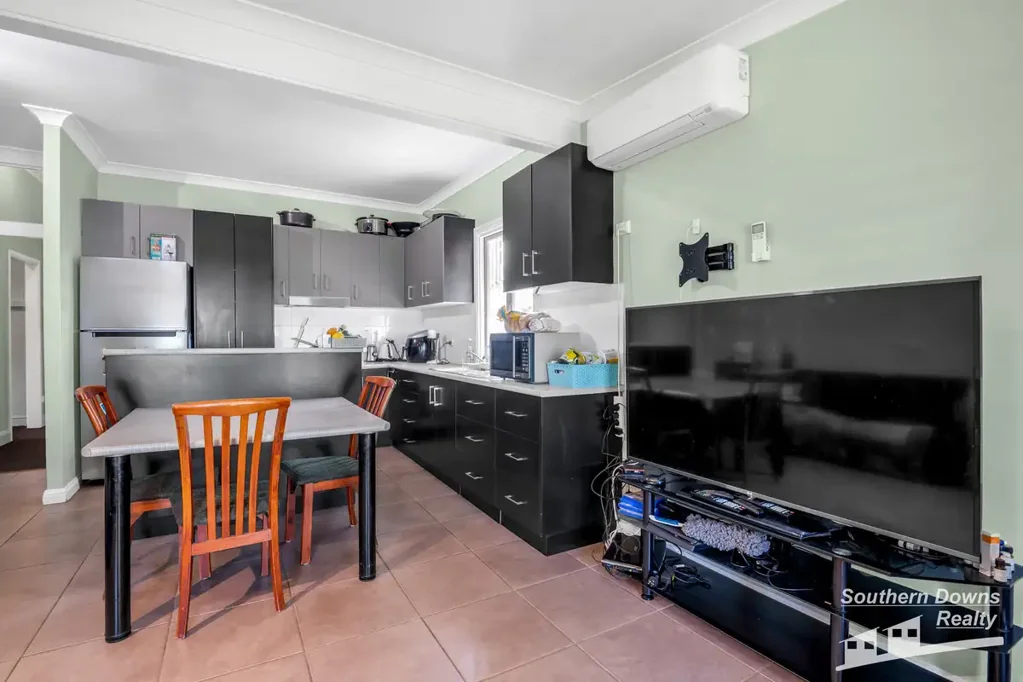 Allora 4房 宽敞地块1694平米 乡村宁静环境 四卧两带柜 现代开放布局 时尚设备齐全 全年舒适保障 带电棚屋工作间 额外附属建筑 充足户外空间 CHARMING COUNTRY HOME ON 1,694M² – PEACEFUL ALLORA LIVING