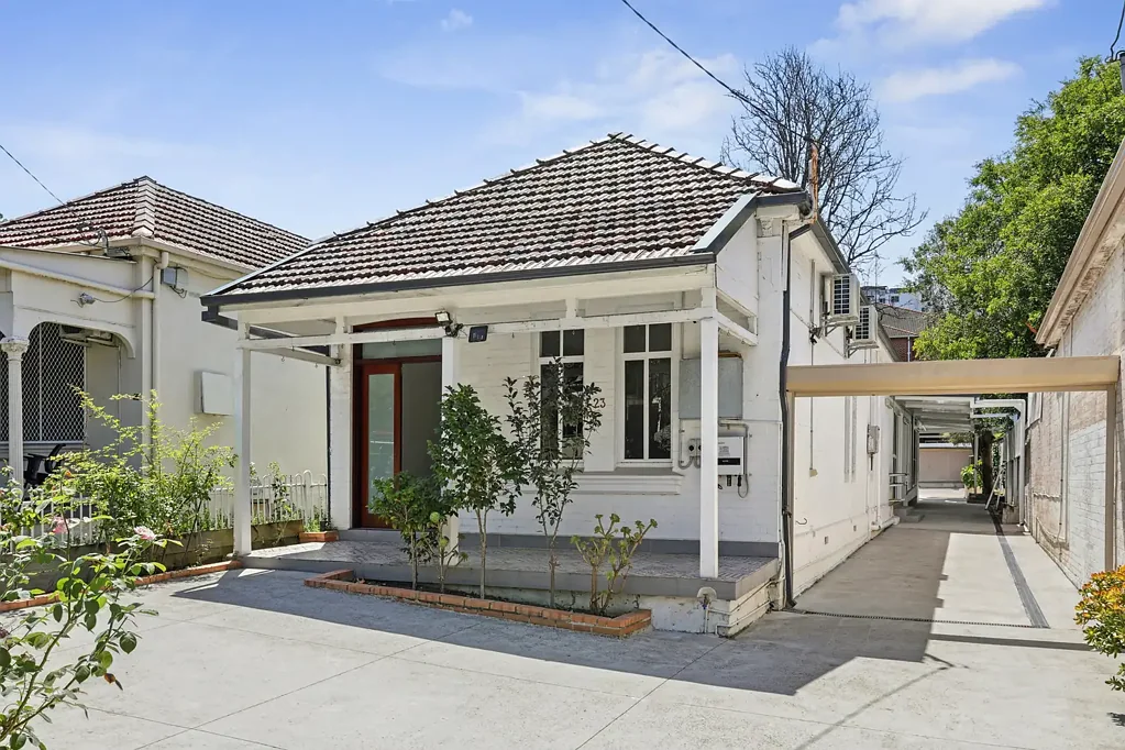 Strathfield 3ห้องนอน Charming character residence on a prized tree-lined street