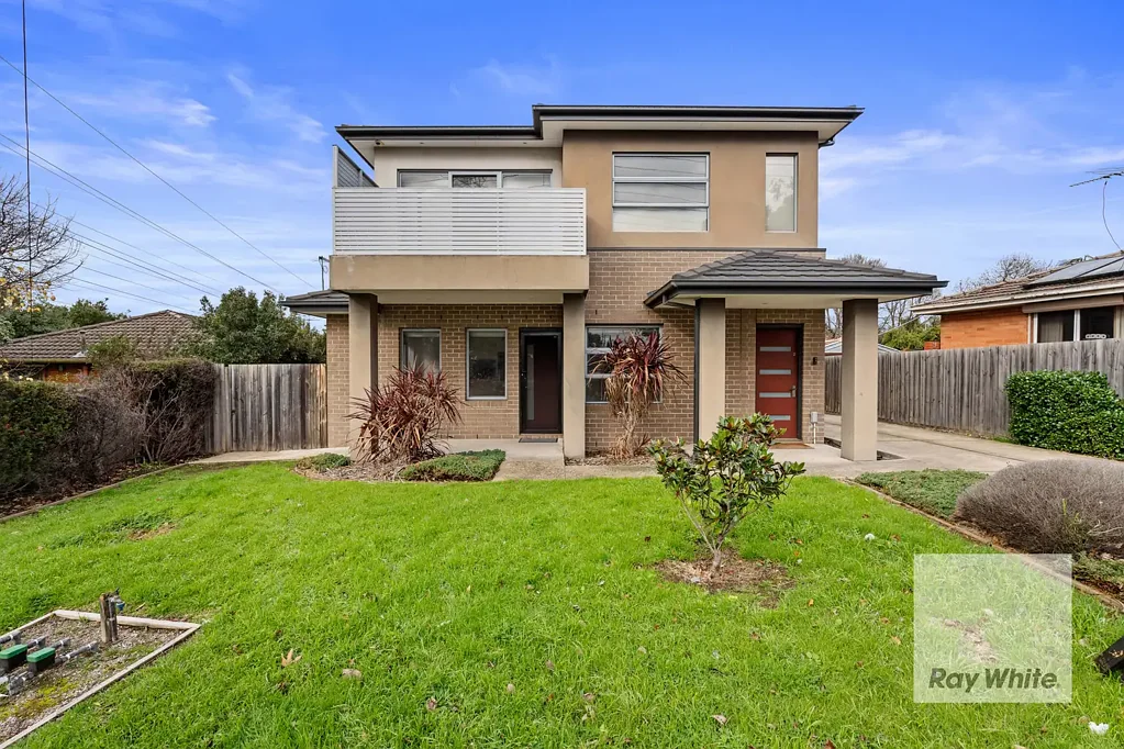 Contemporary Townhouse with Courtyard in the Heart of Bundoora