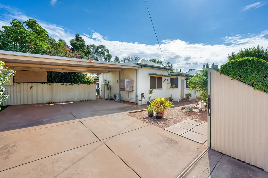 South Kalgoorlie 2ਬੈੱਡਰੂਮ Hidden Character Home on 1,012m² with Huge Backyard & Endless Potential