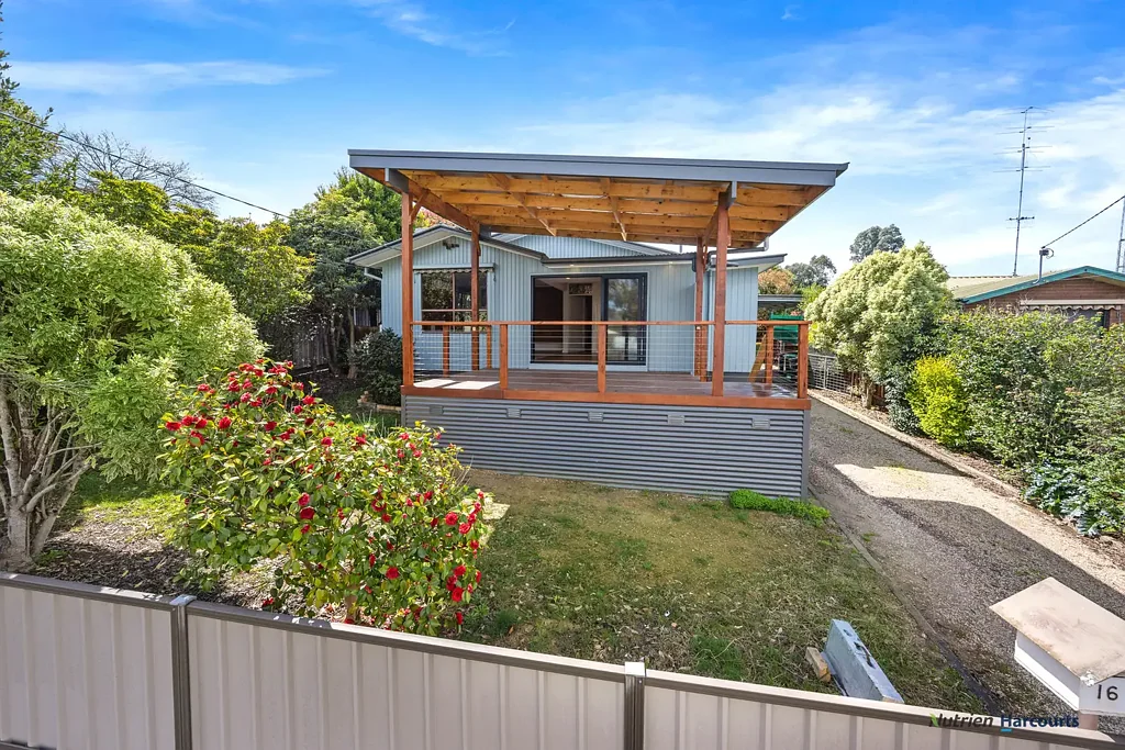 16 Centre Avenue, Eildon, VIC 3713