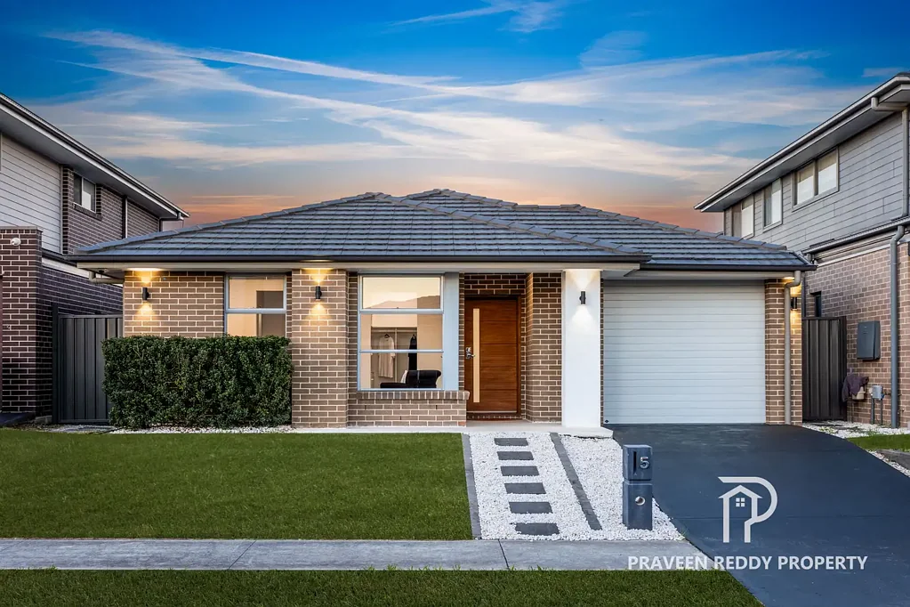 Schofields 4房  Simonds Homes建造的优质四居室，步行可达Schofields火车站、新学校及公园 !! Simonds Homes Built Premium 4 Bed, Walk To Schofields Station,New School and Parks !!