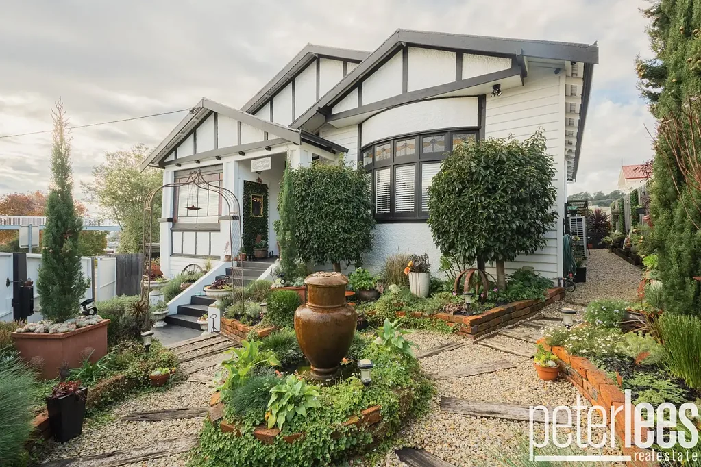 South Launceston 3ห้องนอน Featherstone – A Timeless South Launceston Treasure