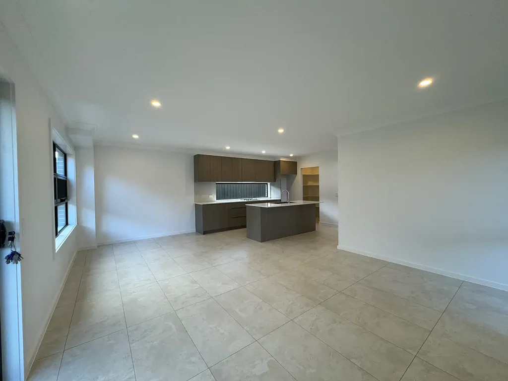 large 5 bedroom House for quick lease -two living areas