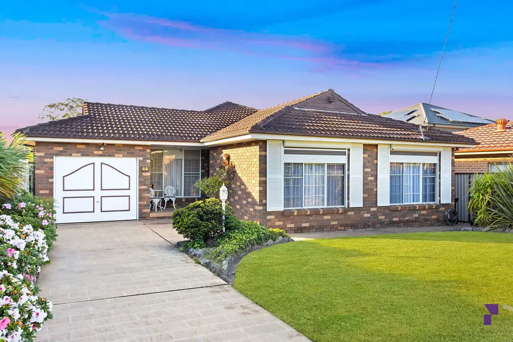 Condell Park 3બેડરૂમ Impeccably presented family home reveals a streamlined single-level design