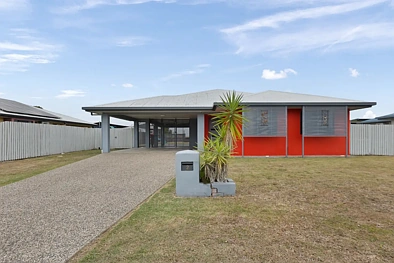 Marian 3Zimmer Family Living with Shed, Side Access & the Pioneer Valley Lifestyle