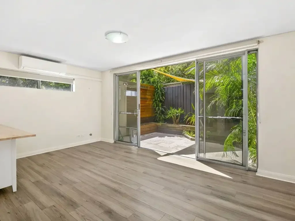 Stylish One-Bedroom Courtyard Apartment

(Please be aware the property is currently undergoing major building works.)