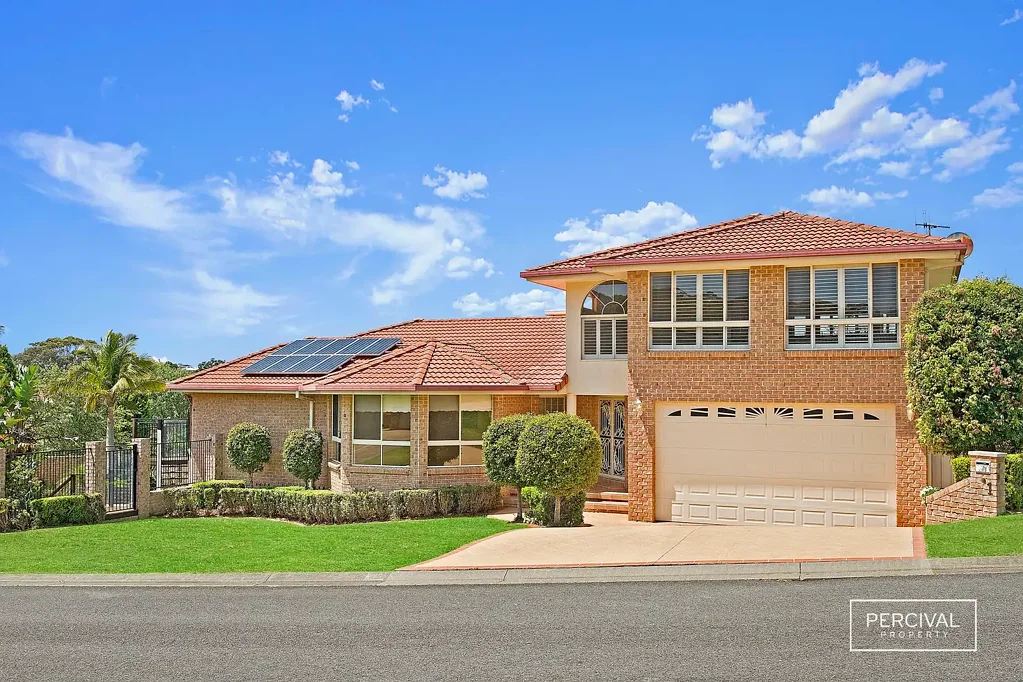 BIG FAMILY HOME WITH A SPARKLING POOL!