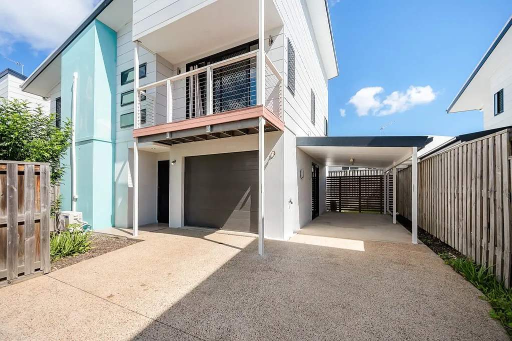 Clinton 3 Bedroom 3 BED + OFFICE, DOUBLE PARKING & WALK TO PARKLANDS!