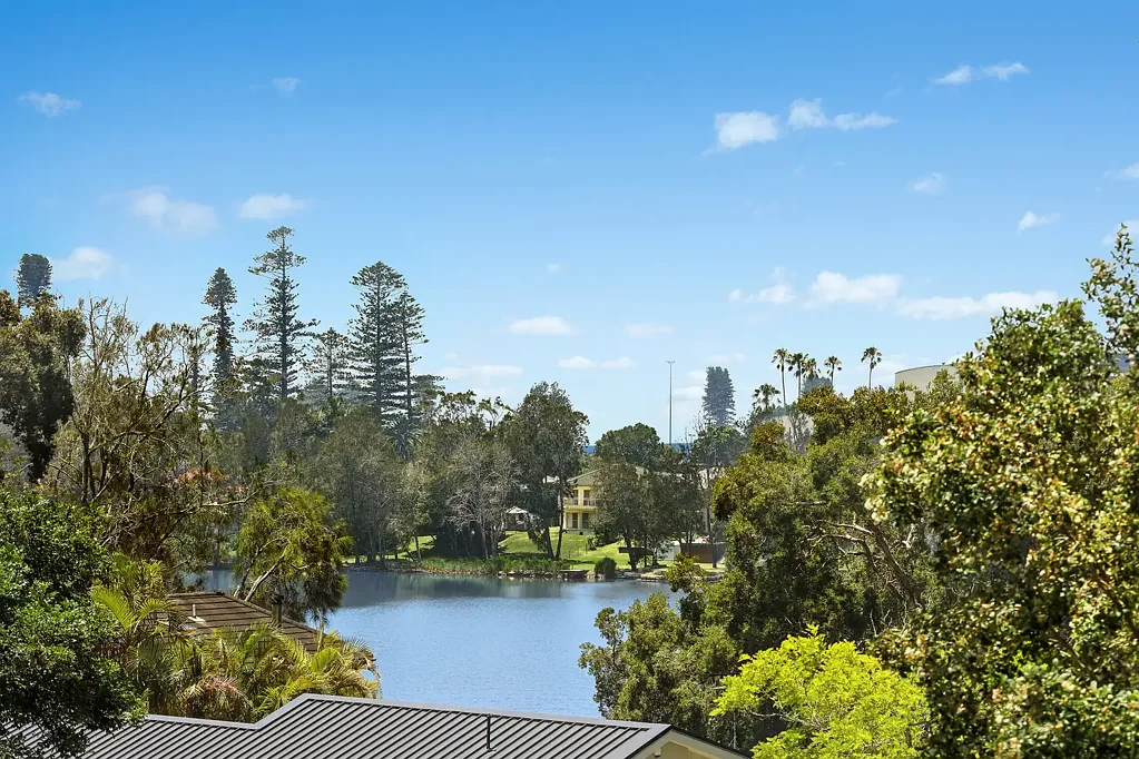 Avoca Beach 4房  Solid family home with separate living potential