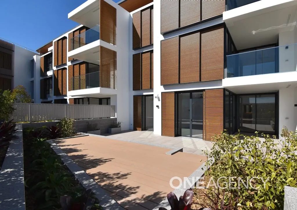 MODERN COASTAL SOPHISTICATION AT THE WATERFRONT
