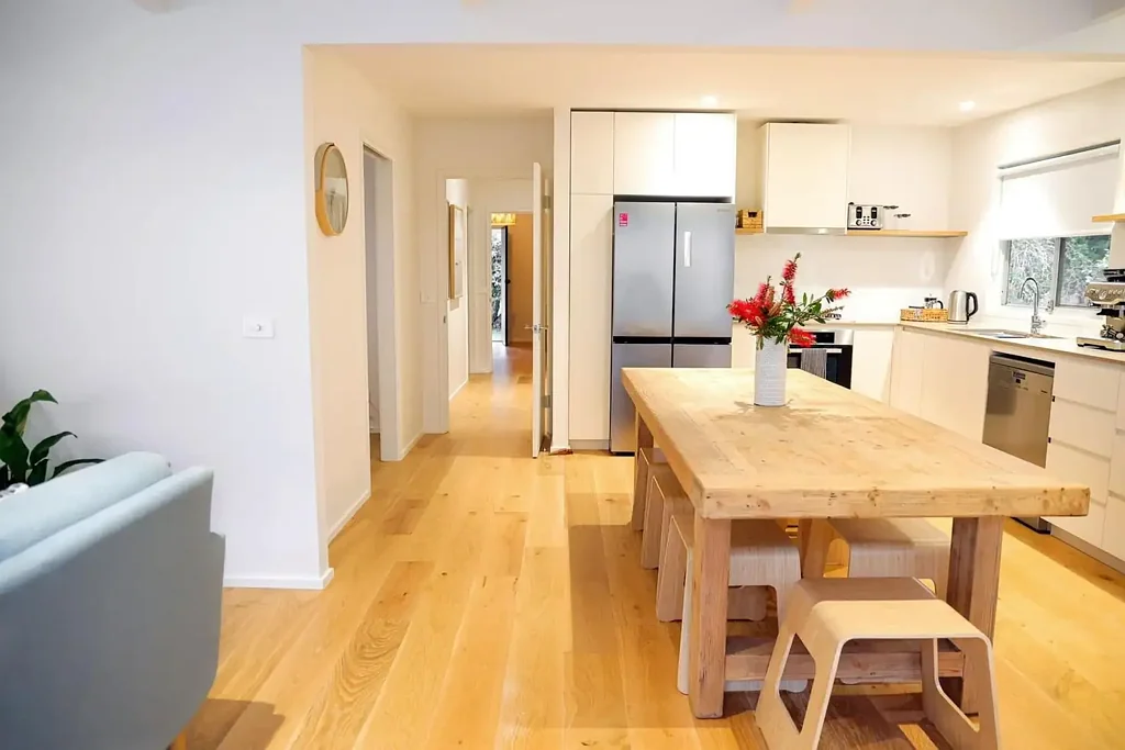 Luxury Furnished Coastal Cottage – Walk to Beach in Old Point Lonsdale