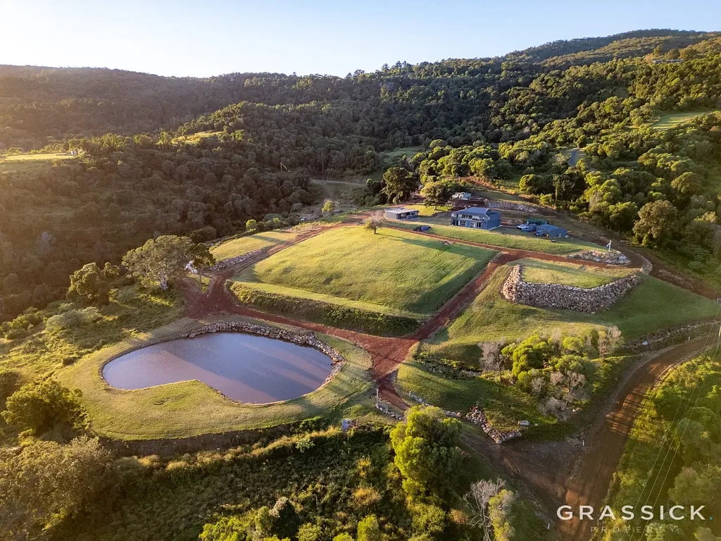 Charlwood 3غرفة نوم Scenic Rim Stunner Over 60 acres with Resort-Style Views