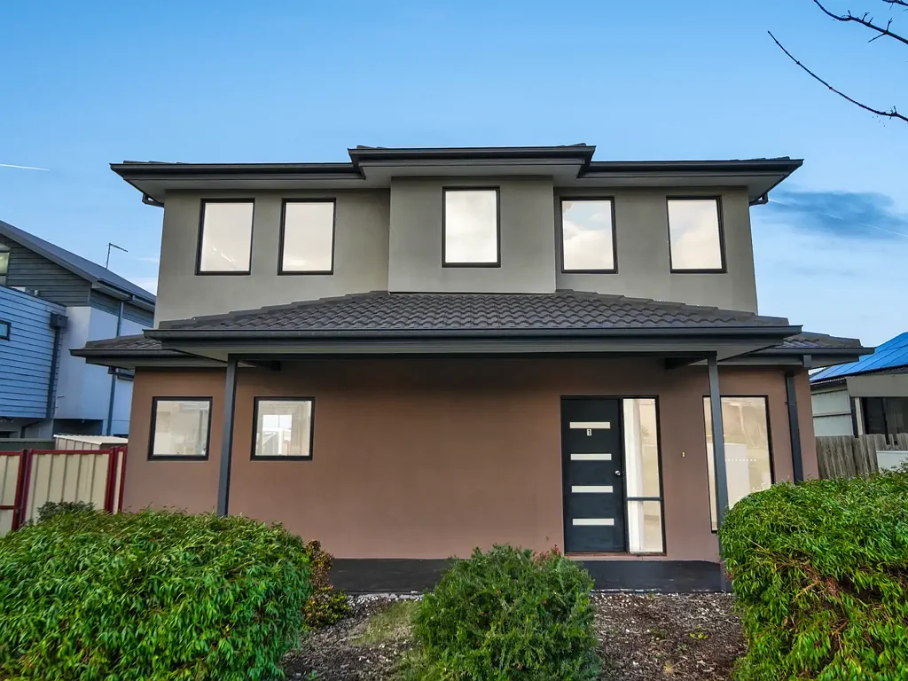 Noble Park 2房 Noble Park中心临街联排 全屋地暖 平面布局实用 私人庭院宽敞 步行即达火车站购物中心 便捷通勤多高速 Street Front Convenience In The Heart Of Noble Park