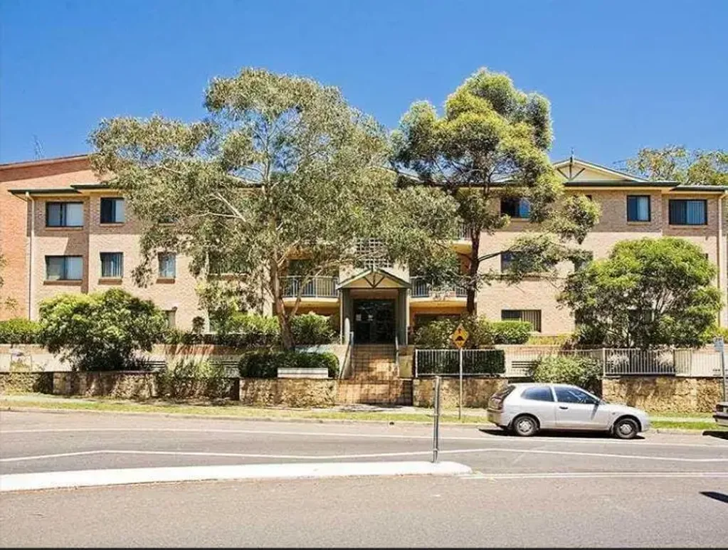SPACIOUS 2 BEDROOM APARTMENT, CLOSE TO THE STATION!