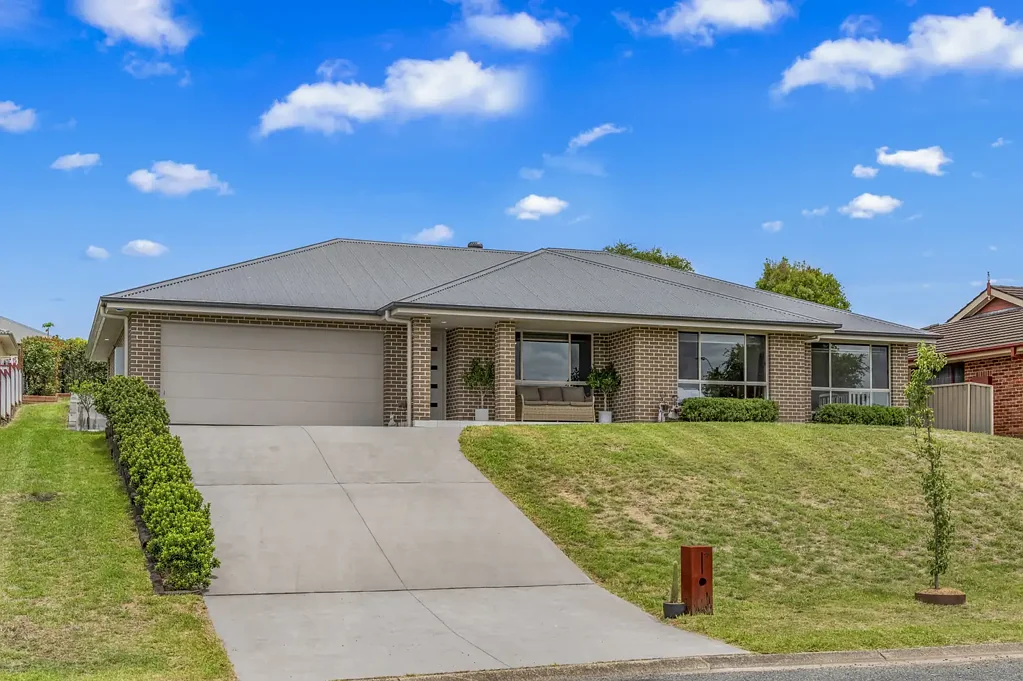 Gloucester 5房  A Modern Family Haven with Breathtaking Mountain Views