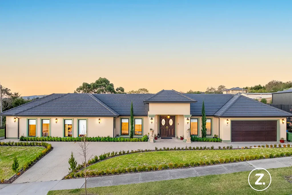 Narre Warren North 5غرفة نوم Provincial Elegance with Breathtaking Views in Brundrett Heights