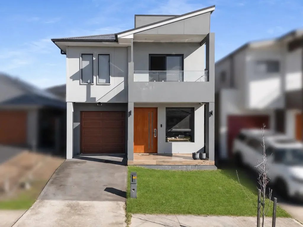 Oran Park 5Moenga Luxury family living in the heart of Oran Park.