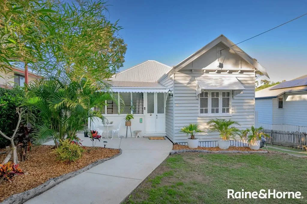 Gladstone Central 3Moenga Renovated Cottage and Massive Shed in the Gladstone CBD - Act NOW..!