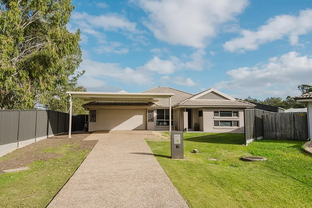Burpengary 4房 超大户型家庭住宅 - 带泳池 Oversized Family Home - With a Pool