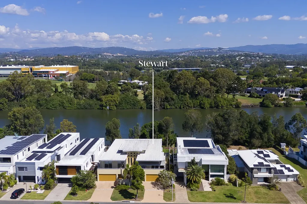 Benowa 4房  LUXURY FOUR BEDROOM HOME ON MAIN RIVER