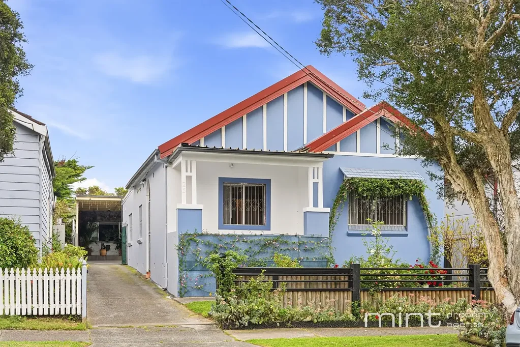 Belmore 4침실 Solid Family Home in the Heart of Belmore