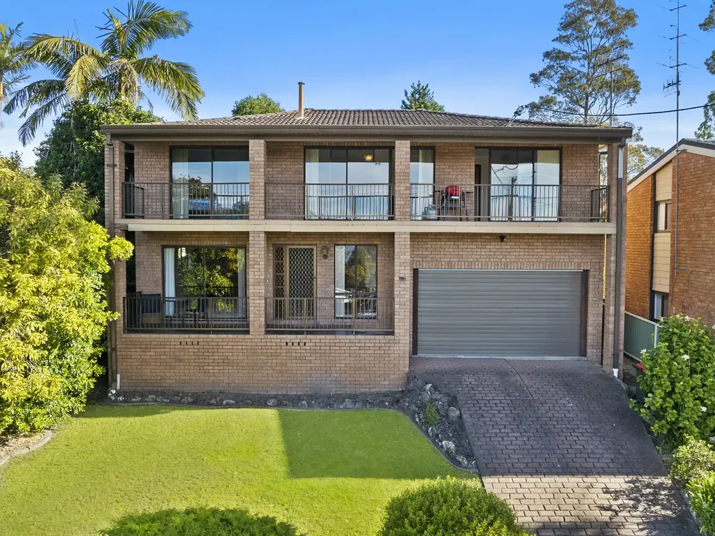 Berkeley Vale 4ਬੈੱਡਰੂਮ Elevated position, sweeping lake views, super spacious master-built home