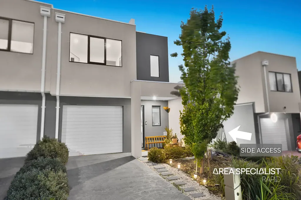 Cranbourne 3침실 Modern lifestyle living at it’s best in a convenient Location with Rear side access!