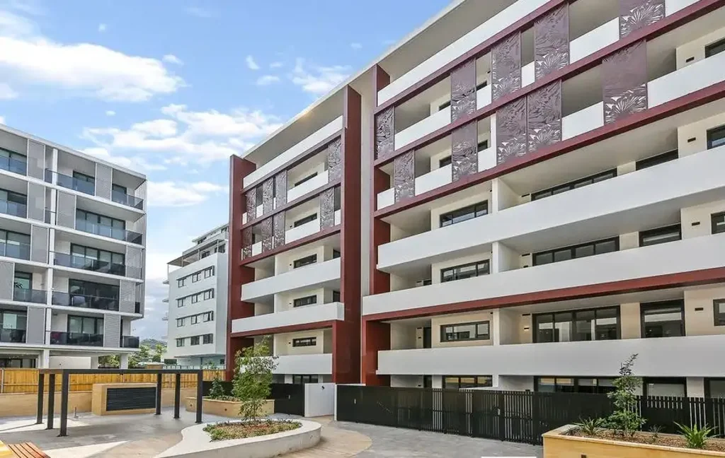 MODERN APARTMENT WITH COURTYARD
