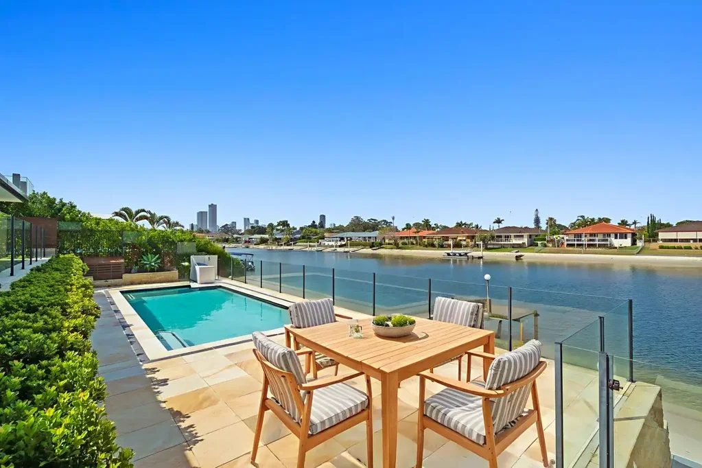 LUXURY WATERFRONT EXECUTIVE RESIDENCE