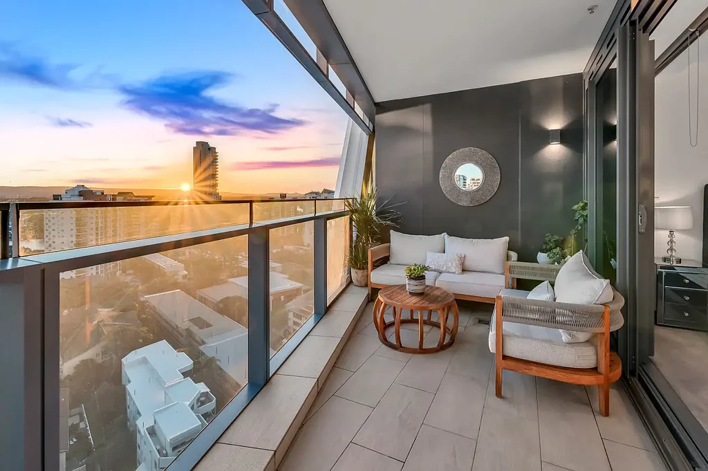 Surfers Paradise 1 Bedroom LUXURIOUS ABSOLUTE BEACHFRONT - 1 BEDROOM + STUDY IN 'JEWEL RESIDENCES'