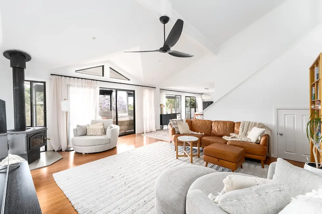 Farmborough Heights 4房 宽敞客厅阳光足 特色天花板壁炉 东北景观带海景 主卧水疗卫生间 双车库死胡同静 Wollongong近海滩 Contemporary Family Living In A Quiet Cul-De-Sac